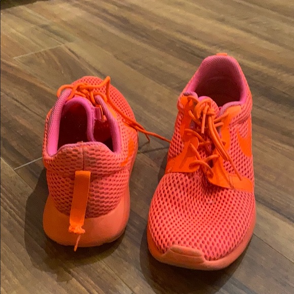 Neon orange Nike runners - Picture 3 of 3